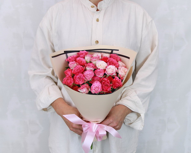 Букет із 9 кущових троянд ніжний мікс у стильній упаковці