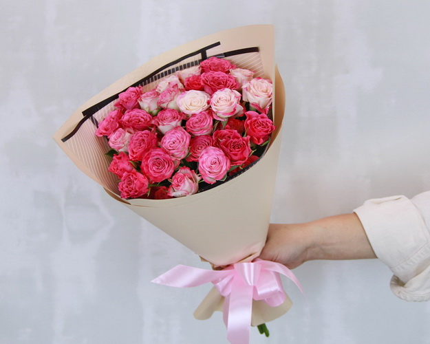 Букет із 9 кущових троянд ніжний мікс у стильній упаковці