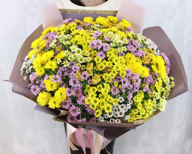 Букет із 49 кущових хризантем мікс у стильній упаковці