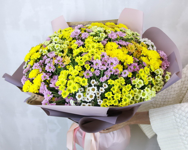 Букет із 49 кущових хризантем мікс у стильній упаковці