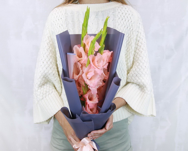 Букет із 3 гладіолусів у стильній упаковці.