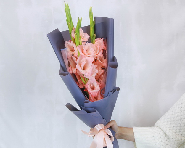Букет із 3 гладіолусів у стильній упаковці.