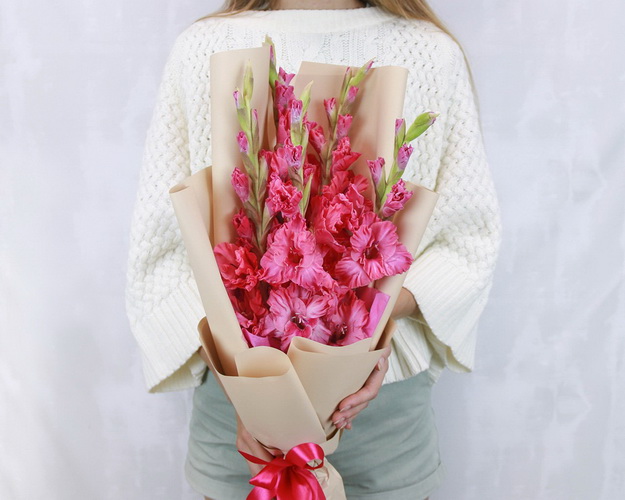 Букет із 5 гладіолусів у стильній упаковці.