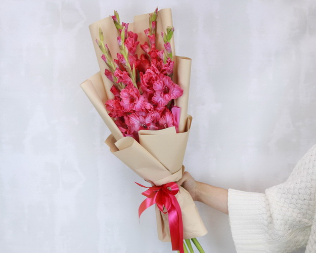 Букет із 5 гладіолусів у стильній упаковці.