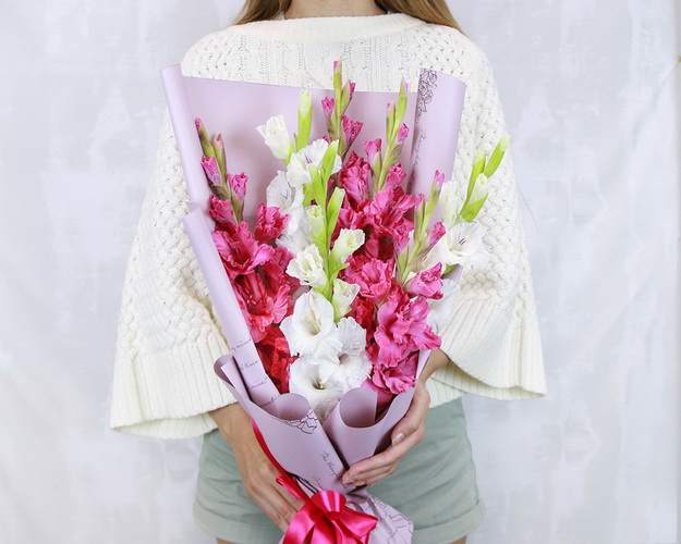 Букет із 7 гладіолусів у стильній упаковці.