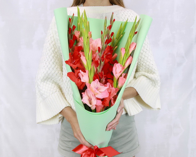 Букет з 9 гладіолусів у стильній упаковці