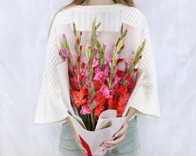 Букет з 11 гладіолусів у стильній упаковці