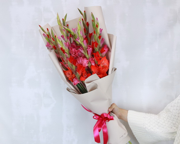 Букет з 11 гладіолусів у стильній упаковці