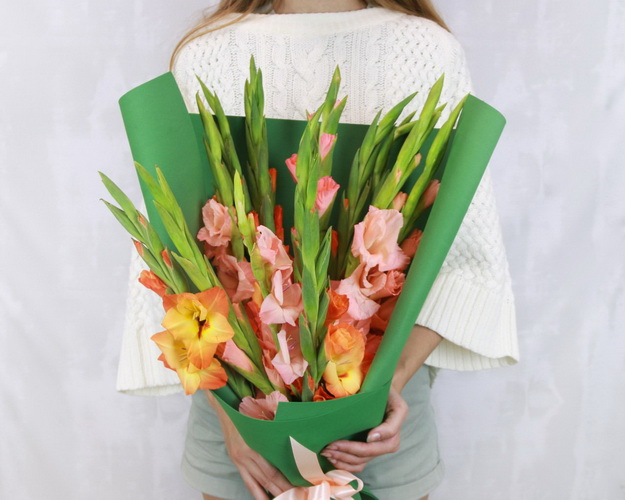 Букет із 15 гладіолусів у стильній упаковці.