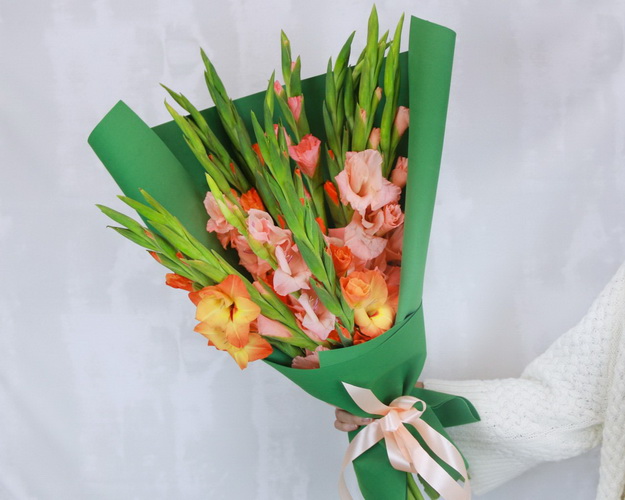 Букет із 15 гладіолусів у стильній упаковці.