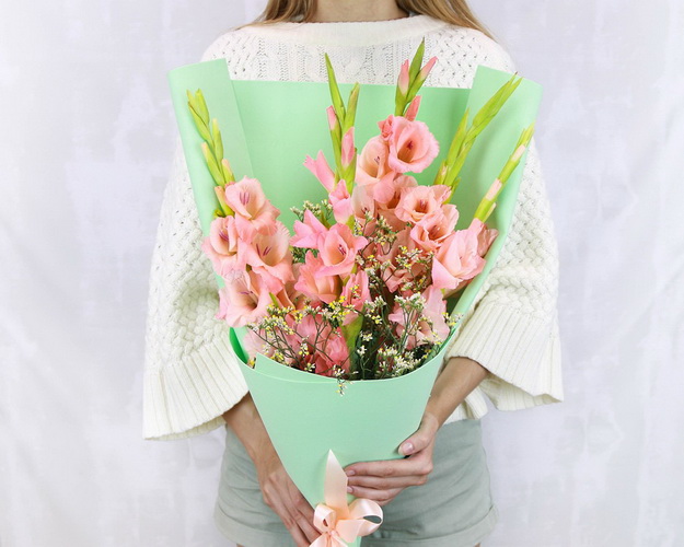 Букет з 5 гладіолусів та зелені у стильній упаковці.