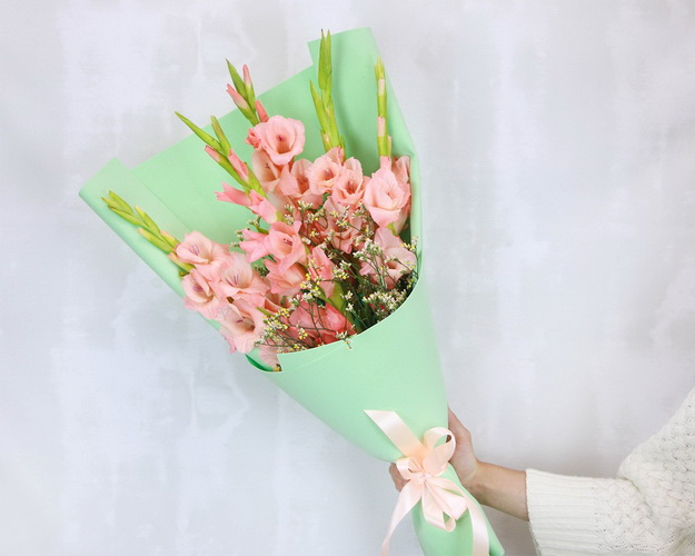 Букет з 5 гладіолусів та зелені у стильній упаковці.