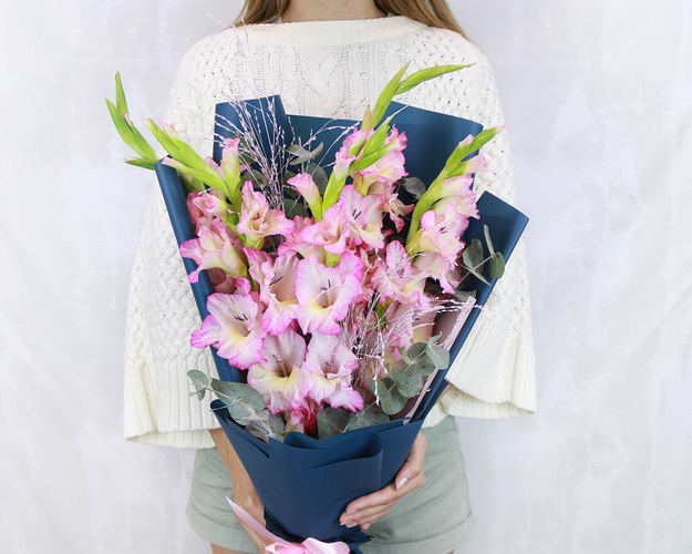 Букет з 5 гладіолусів та евкаліпту у стильній упаковці.