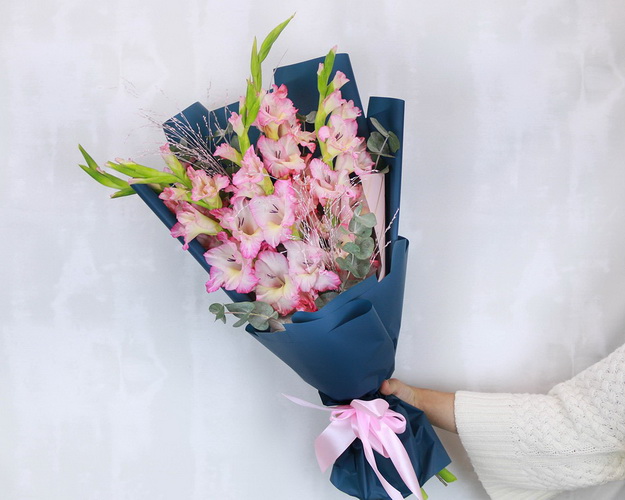 Букет з 5 гладіолусів та евкаліпту у стильній упаковці.