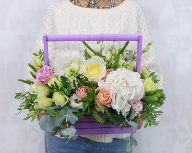 Квіти в дерев'яному ящику Ніжний
