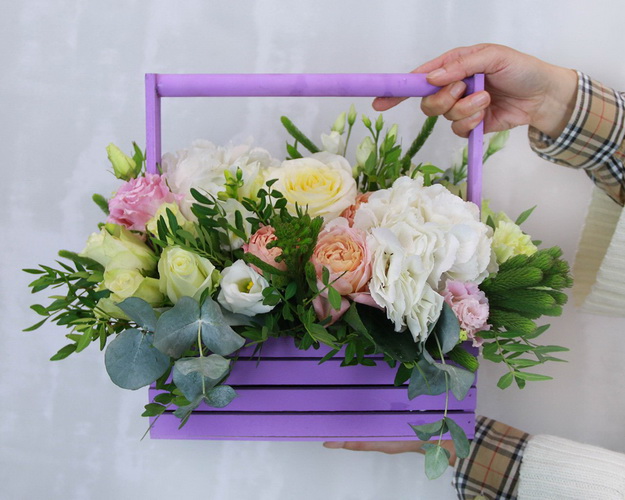 Квіти в дерев'яному ящику Ніжний