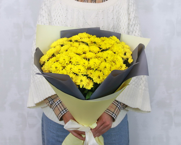 Букет із 25 жовтих кущових хризантем в стильній упаковці.