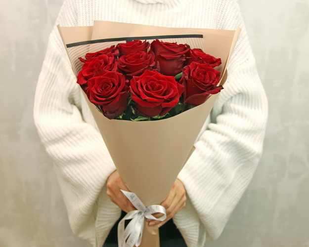 Букет із 9 червоних і поринає троянд в стильній упаковці