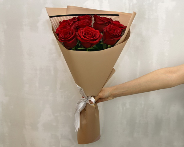 Букет із 9 червоних і поринає троянд в стильній упаковці