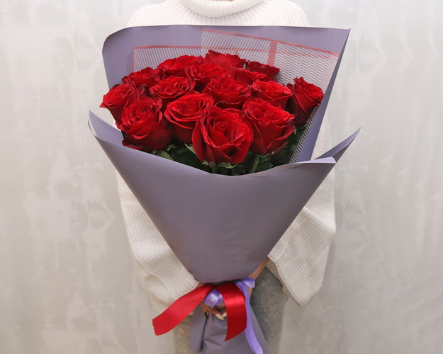 Букет із 15 червоних троянд Фрідом