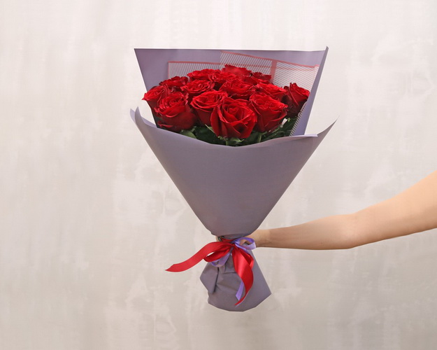 Букет із 15 червоних троянд Фрідом