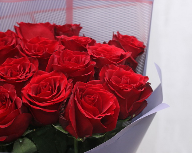 Букет із 15 червоних троянд Фрідом