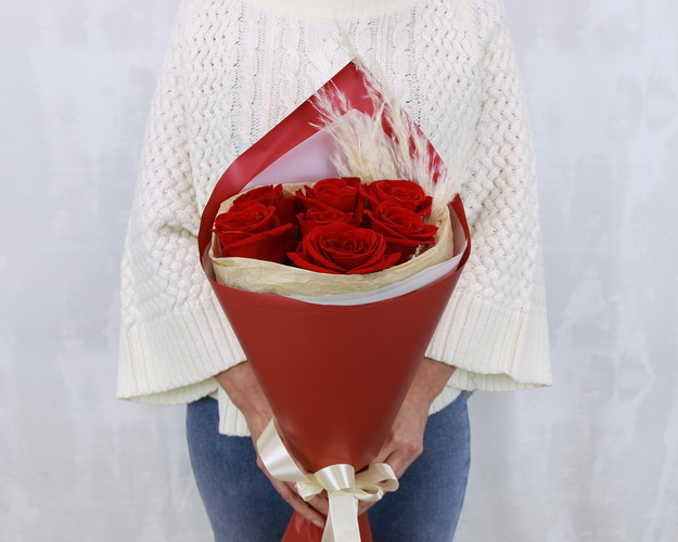 Букет із 7 червоних троянд в упакуванні