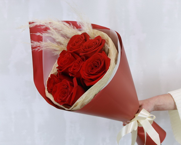 Букет із 7 червоних троянд в упакуванні