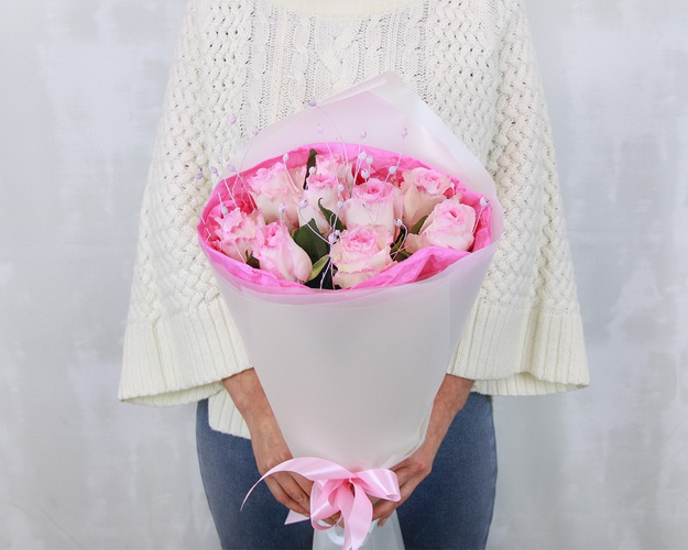 Букет із 9 рожевих троянд в упакуванні
