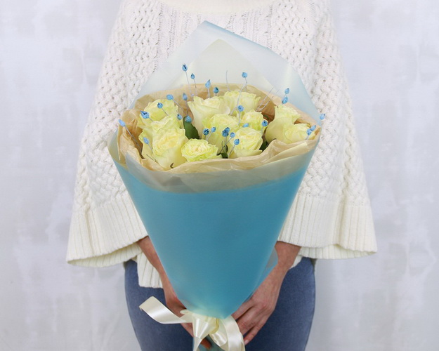 Букет з 11 білих троянд Маріса