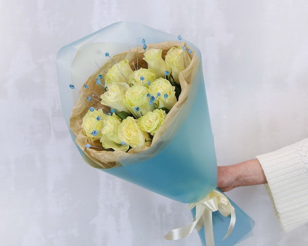 Букет з 11 білих троянд Маріса