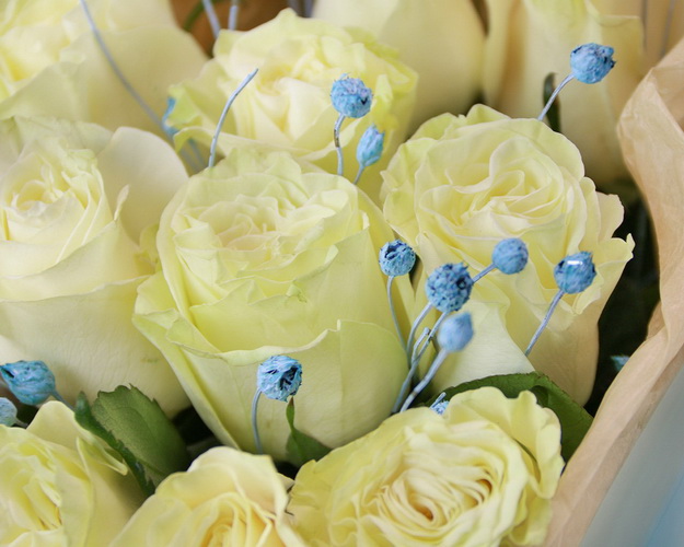 Букет з 11 білих троянд Маріса