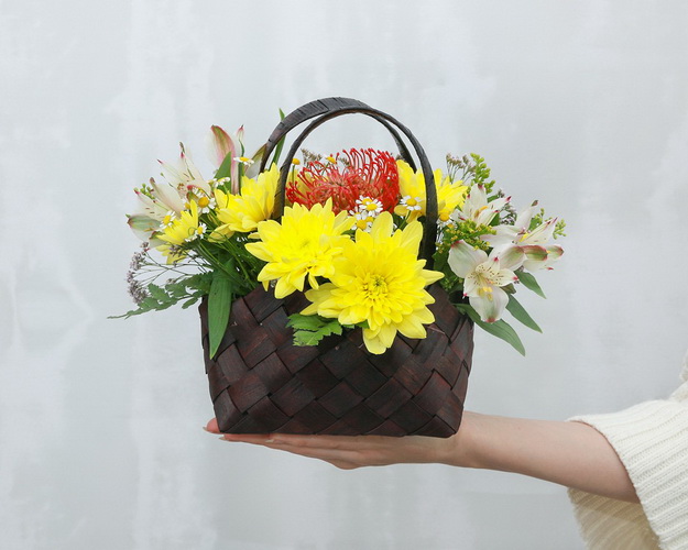 Кошик квітів Ранок у лісі