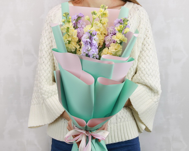 Букет з 7 матіол ніжний мікс у дизайнерській упаковці