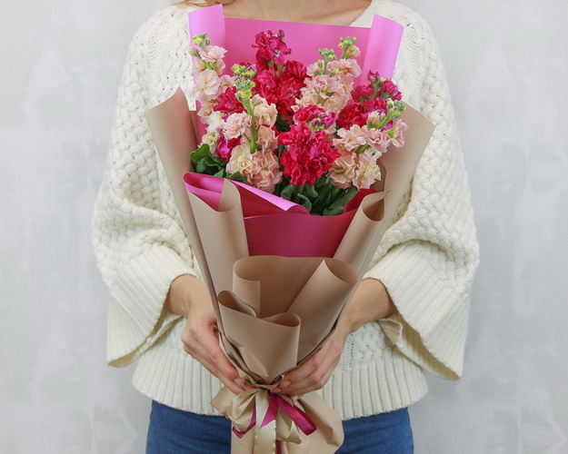 Букет з 9 матіол яскравий мікс у стильній упаковці