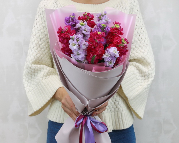 Букет з 11 матіол яскравий мікс у дизайнерській упаковці