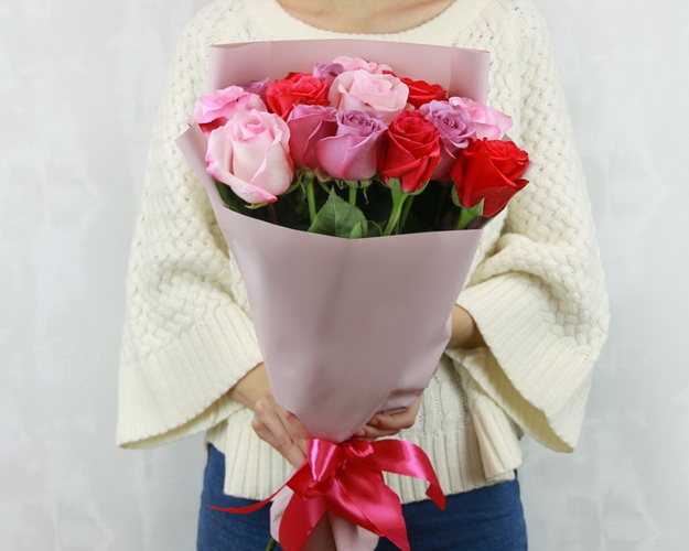 Букет із 15 троянд розовий мікс в упаковці