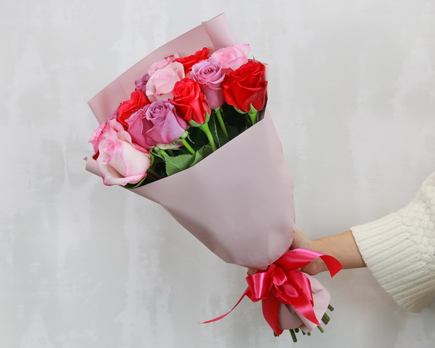 Букет із 15 троянд розовий мікс в упаковці