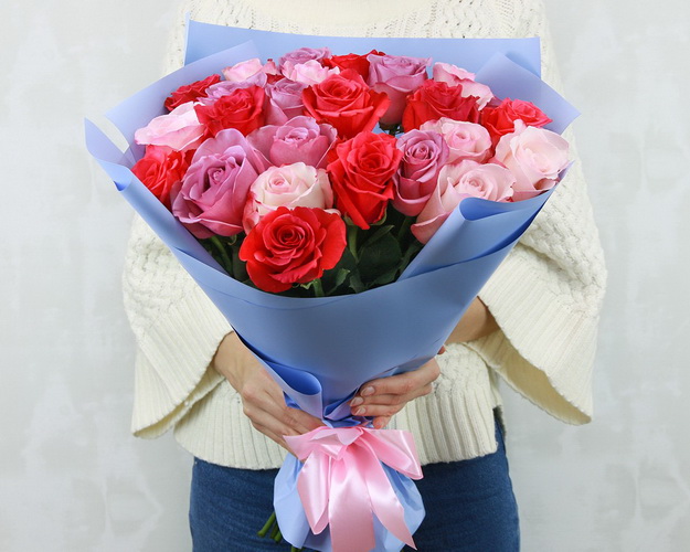 Букет із 25 троянд мікс рожевих кольорів в упакуванні