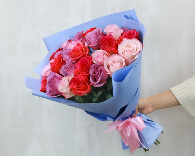 Букет із 25 троянд мікс рожевих кольорів в упакуванні