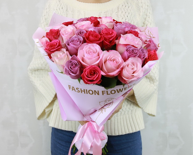 Букет із 35 троянд мікс фіолетових та рожевих кольорів в упакуванні