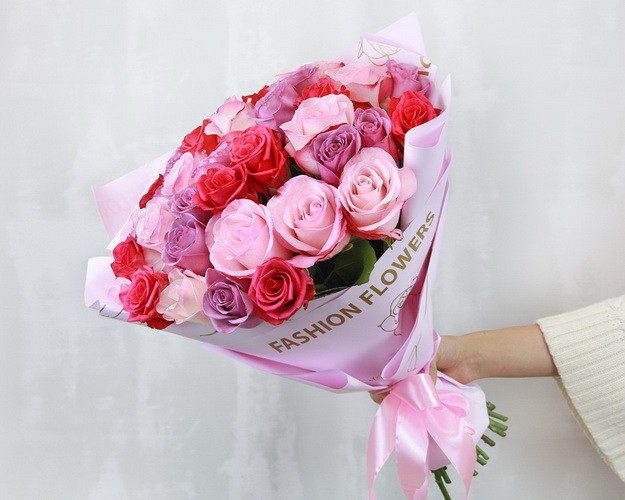 Букет із 35 троянд мікс фіолетових та рожевих кольорів в упакуванні