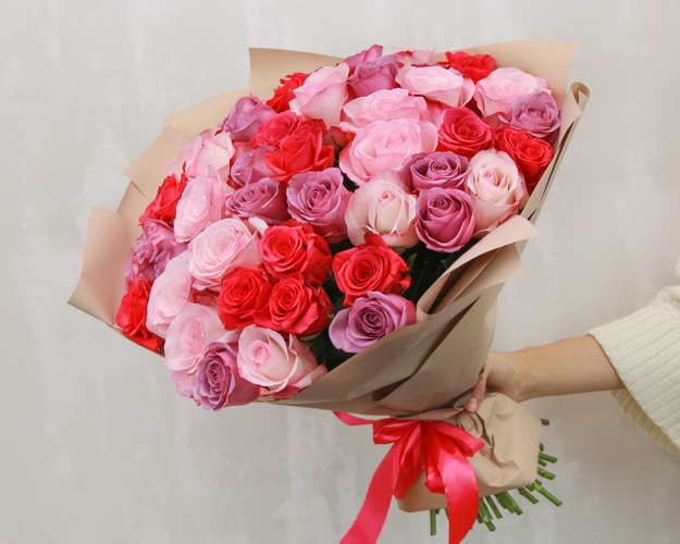 Букет із 51 мікс фіолетових кольорів в упакуванні