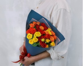 Букет з 9 троянд кущових яскравий мікс в стильній упаковці