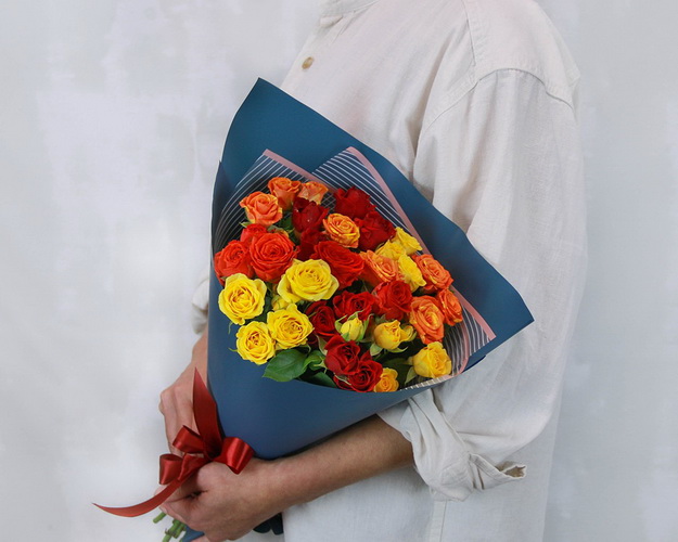 Букет з 9 троянд кущових яскравий мікс в стильній упаковці