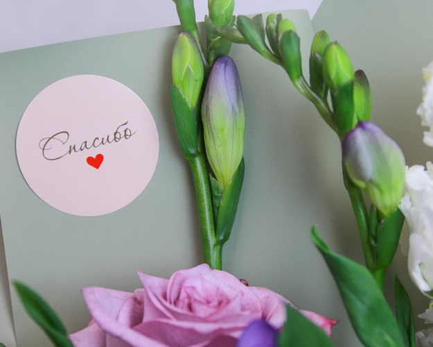 Букет із 7 червоних троянд в упакуванні