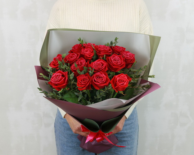 Букет з 15 червоних троянд з евкаліптом