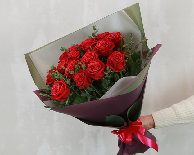 Букет з 15 червоних троянд з евкаліптом