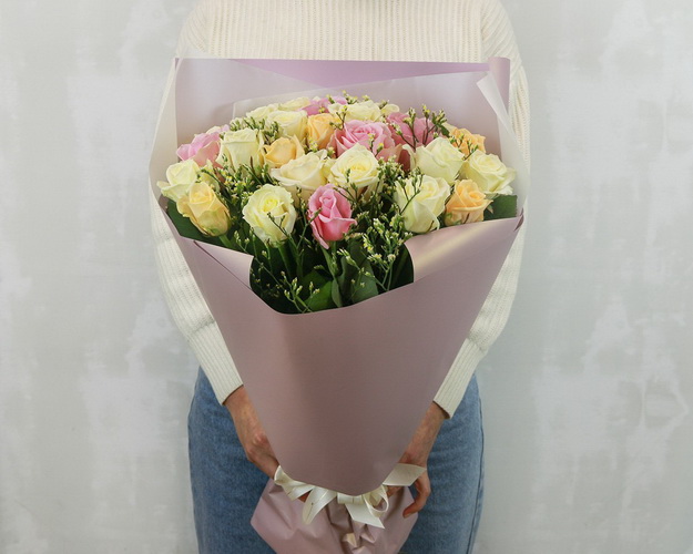 Букет із 25 троянд кремовий мікс в упакуванні