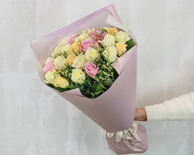 Букет із 25 троянд кремовий мікс в упакуванні